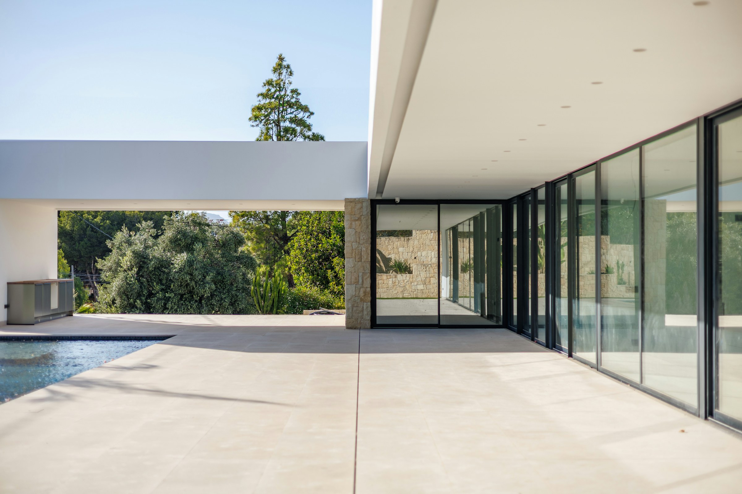 Elegante mediterrane Villa mit Pool in Istrien in der Abenddämmerung