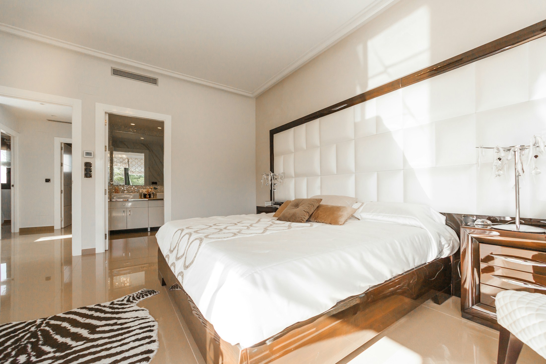 Für Gäste vorbereitetes Villa-Schlafzimmer